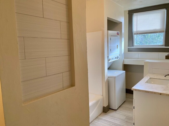 Building Photo - CHARMING AND UPDATED 2 BEDROOM 1 BATH.  MO...