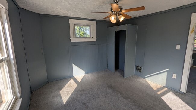 Building Photo - Welcome to this single-family home located...