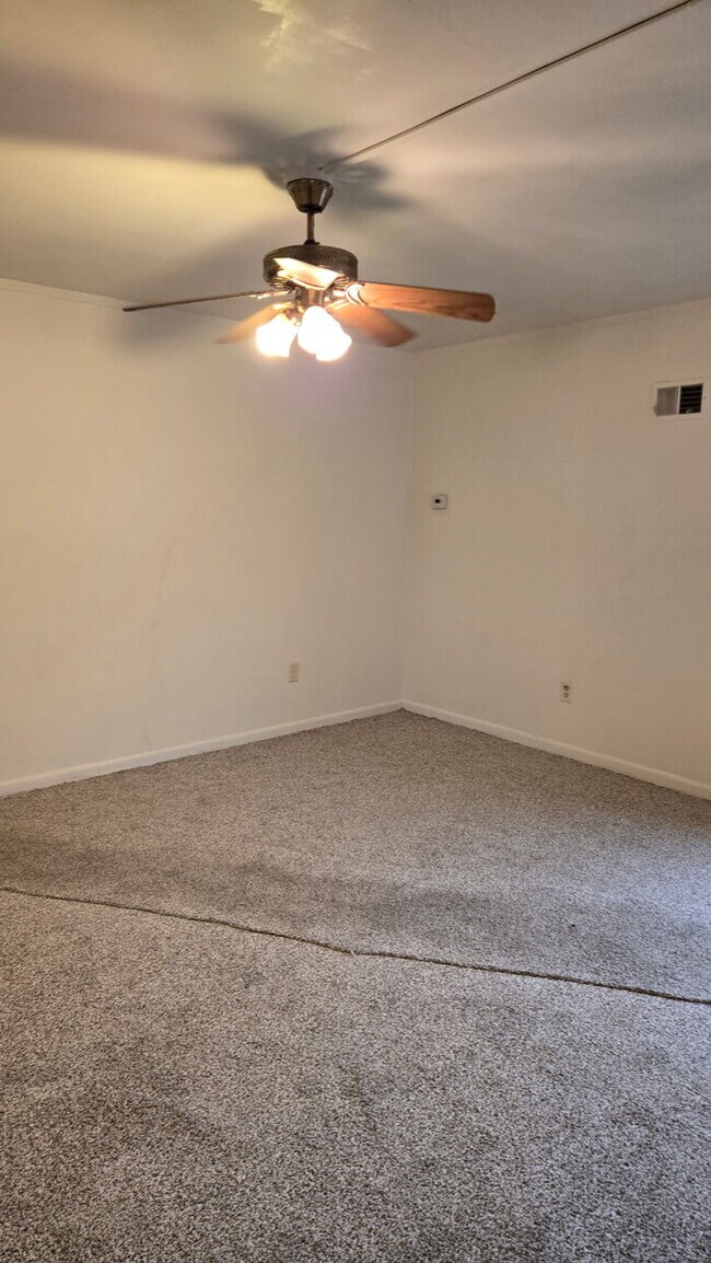 Building Photo - Comfortable, affordable, and ready to call home—this well-kept house is now available for rent.