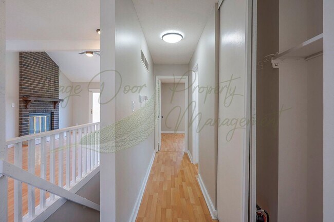 Building Photo - CHARMING TOWNHOME IN LEES SUMMIT!!