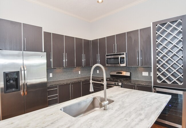 Building Photo - 748 W 16th St