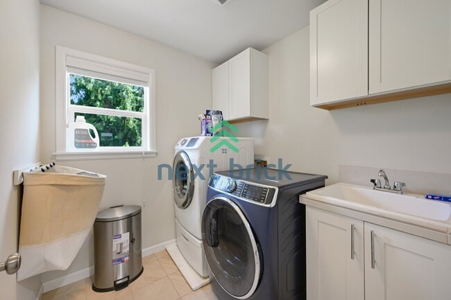 Building Photo - "Spacious 5-Bedroom Retreat with 3 Full Baths in Snohomish – 3,350 Sq Ft of Comfortable Living!"