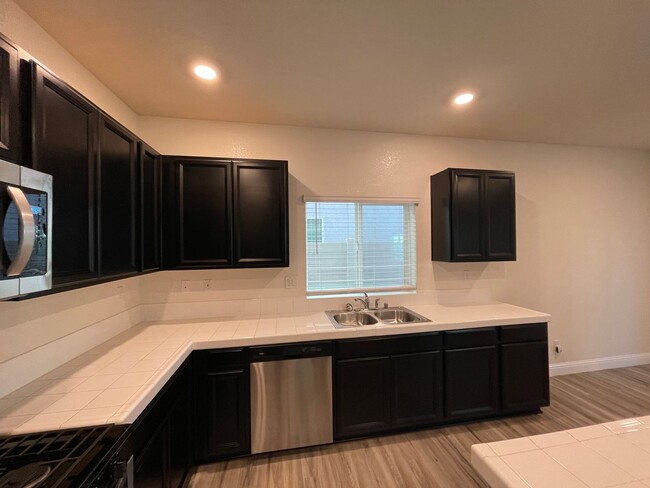 Building Photo - Beautiful 4 bed 2.5 bath in Sacramento!