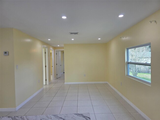 Building Photo - 3633 SE 20th Terrace