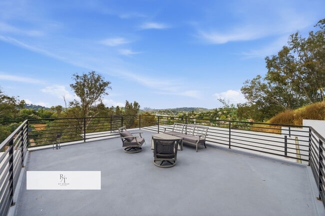 Building Photo - Luxury Modern Living with Stunning LA Skyline Views