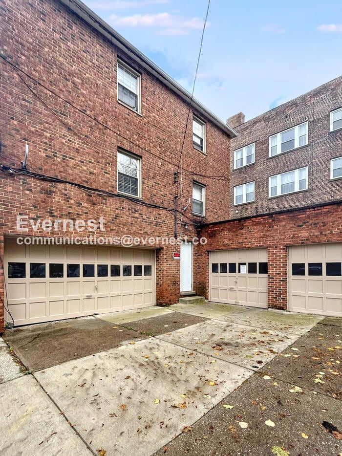 Building Photo - 3866 Woodridge Rd