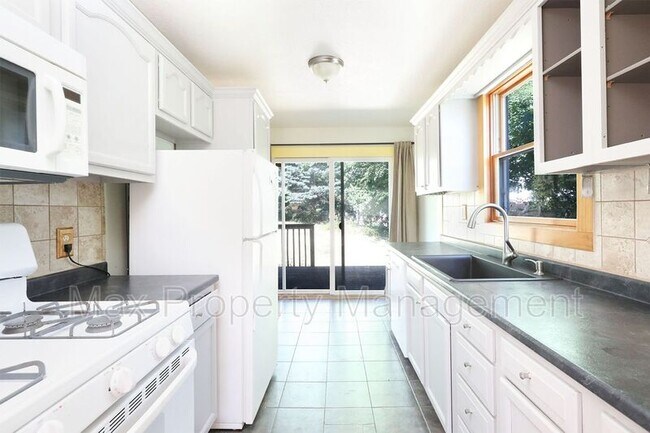 Building Photo - 660 27th St