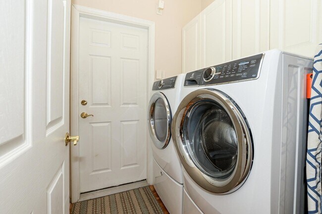 Building Photo - 421 Sunview Way