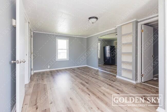 Building Photo - 113 E 1st St