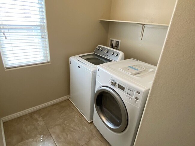 Building Photo - Henderson 3 Bedroom Single Family Home!