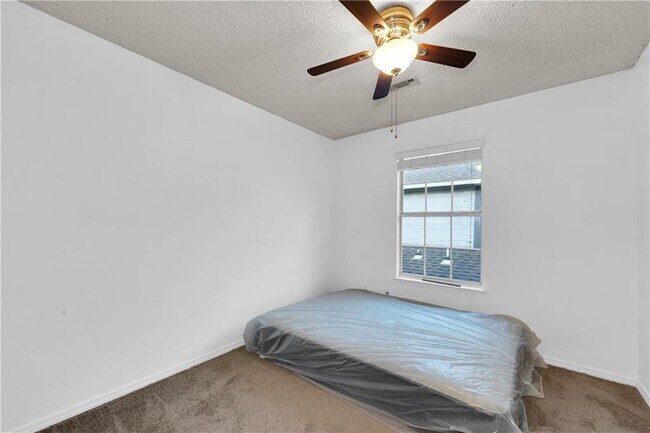 Building Photo - 758 W Poplar St