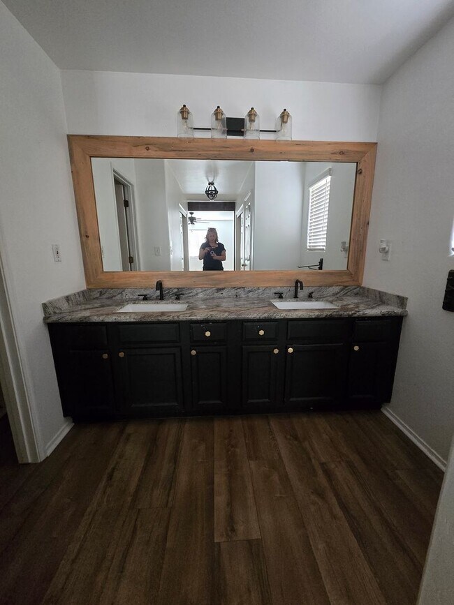 Building Photo - 3 BR 2 BA Available Now