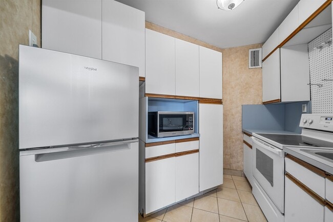 Building Photo - 1450 Palisade Ave