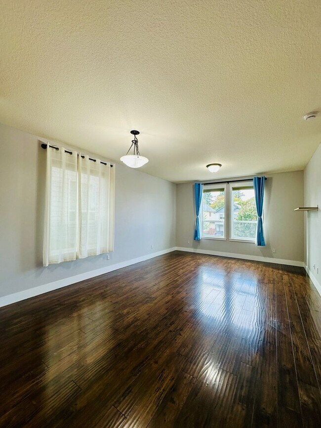 Building Photo - Two Bedroom Home with Den and Three Decks!