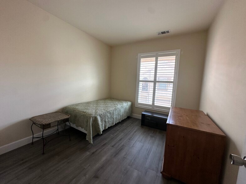 Building Photo - 5350 Dunlay Dr