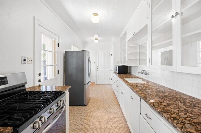 Building Photo - 610 Rathervue Pl