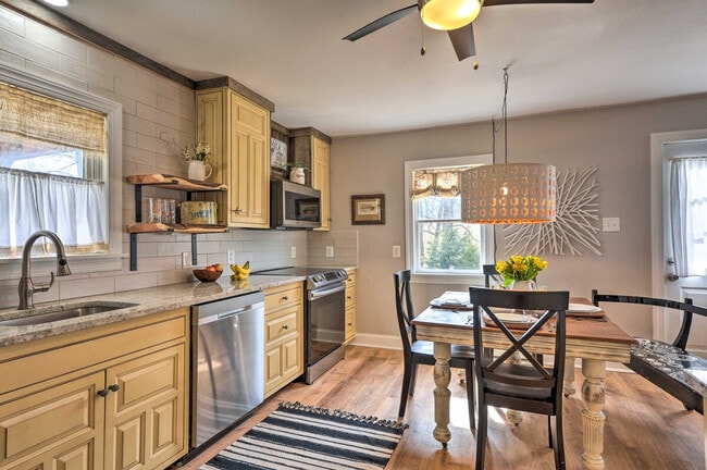 Building Photo - 240 Farmhouse Ln