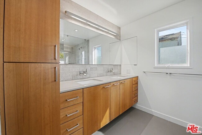 Building Photo - 10543 Almayo Ave