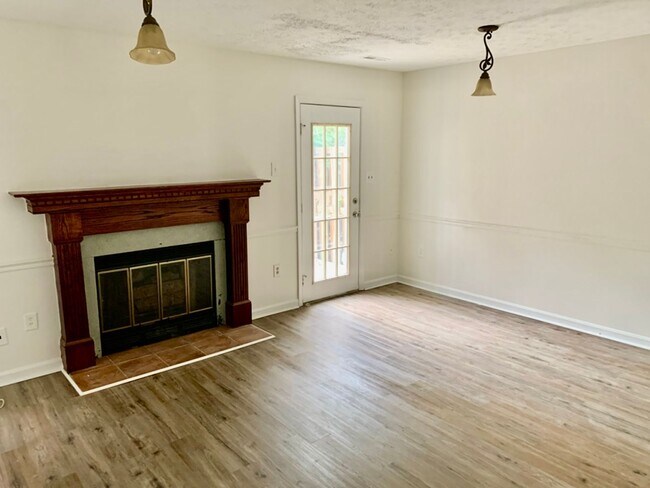 Building Photo - Spacious 3 Level 3 Bedroom Townhouse