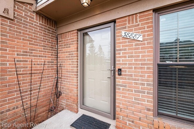 Building Photo - 38887 Country Cir