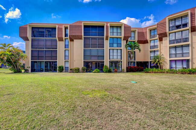 Building Photo - 5390 Woodland Lakes Dr