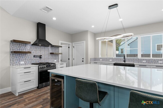 Building Photo - 2204 Magnolia Dr