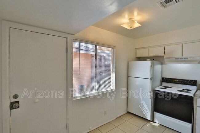 Building Photo - 1702 W Vogel Ave