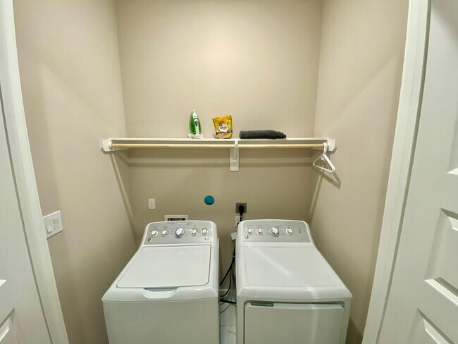 Building Photo - 303 Queen Sude Ln