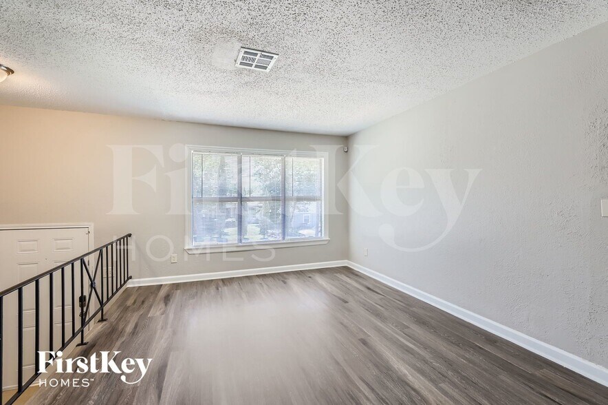 Building Photo - 917 Montclair Dr