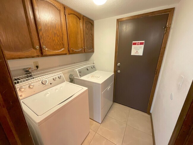 Building Photo - 3 Bedroom Home Available Near Research Pkw...