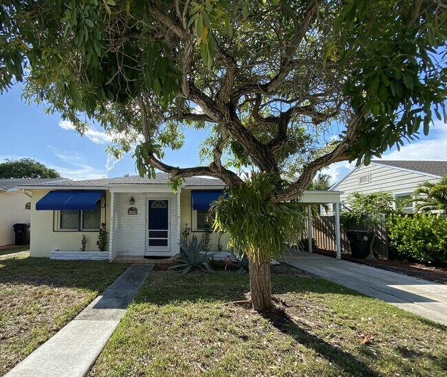 Building Photo - 2/2 single family house with big yard near downtown and beach!
