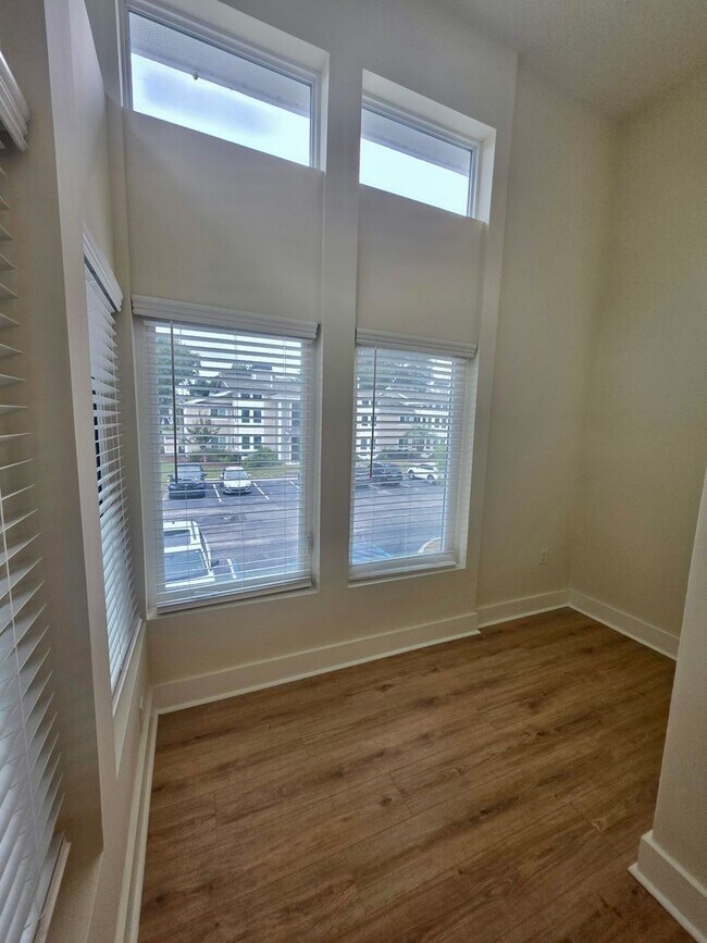 Building Photo - Newly renovated 2 bedroom + flex space in ...