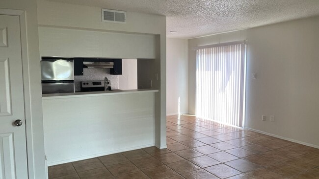 Building Photo - 2 Bed/ 1 Bath With Easy Access to 183/290 and 35