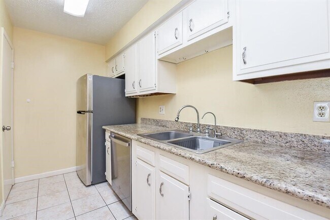 Building Photo - 10555 Turtlewood Ct