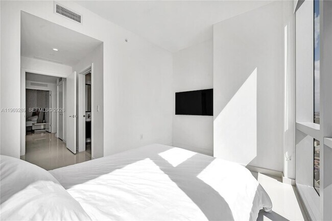 Building Photo - 851 NE 1st Ave