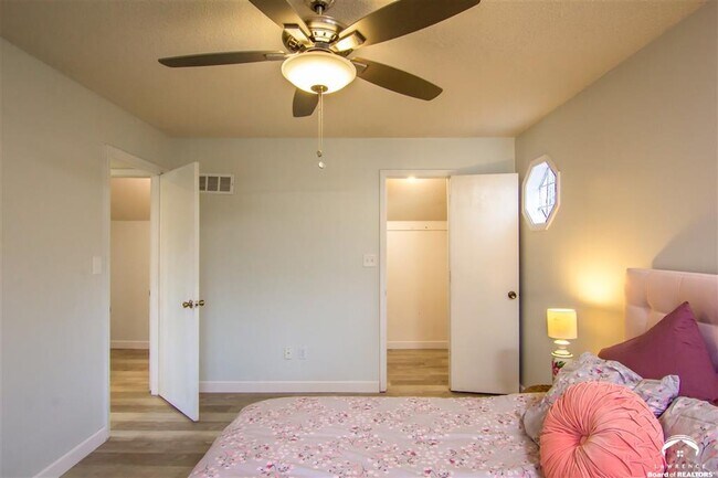 Upstairs bedroom - 1400 Pin Oak Dr