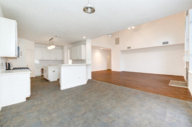 Building Photo - 16464 Beewood Glen Dr