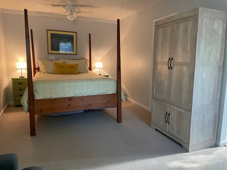 Queen size bedroom - 2840 Hollymead Dr
