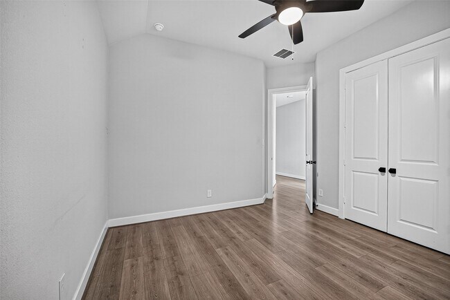 Building Photo - 2600 Golden Palms Ln