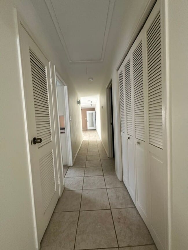 Building Photo - Spacious Townhouse in a Great Location!!