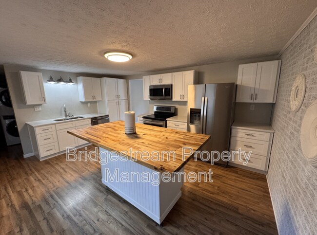 Building Photo - 655 Eavey St