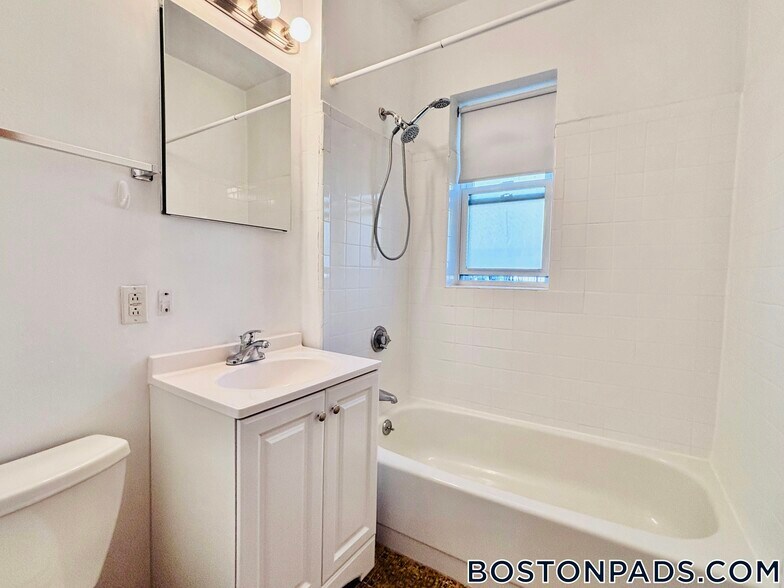 Building Photo - 111 Norway St