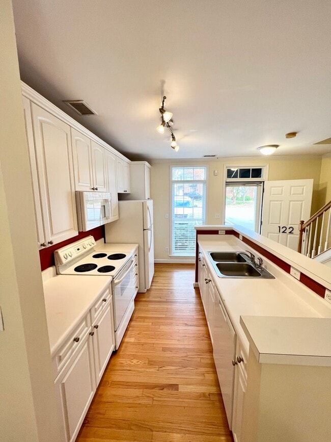 Building Photo - 2 Bedroom Townhome