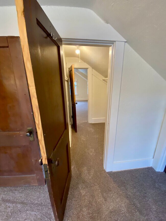 Building Photo - 15721 Main St E