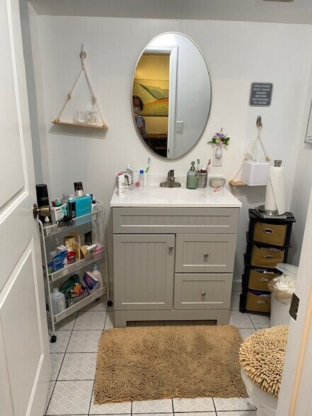 front full bath - 1434 NW 3rd Ave