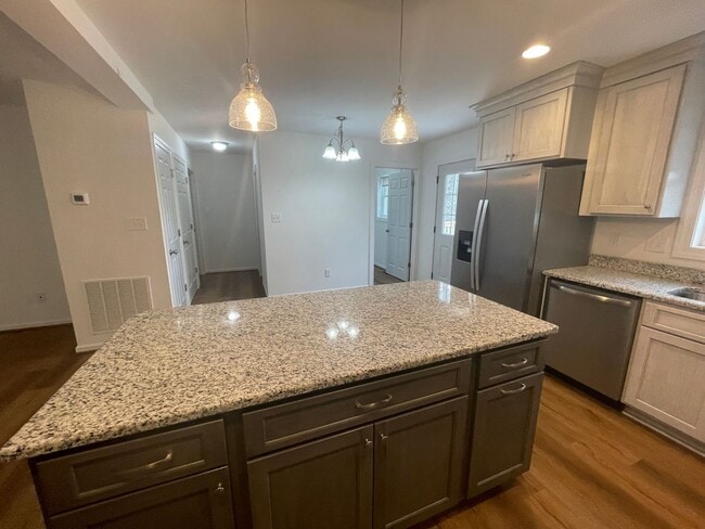 Building Photo - 350 Pinewood Cir