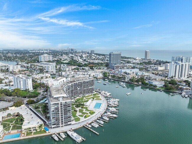 Building Photo - 900 Bay Dr E