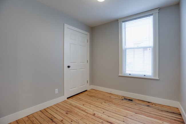 Building Photo - 4BD 2BA House. Refurbished, large house, great location available JUNE 1ST.