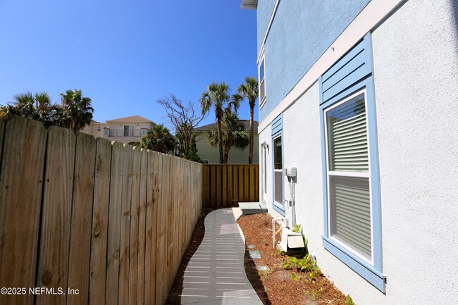 Building Photo - 630 2nd St S