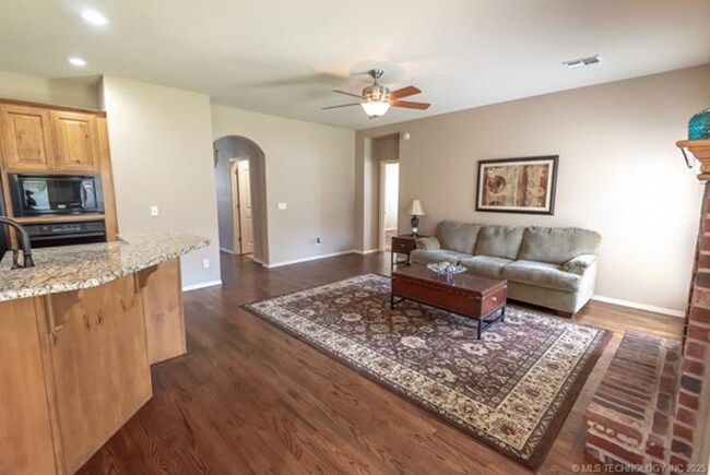 Building Photo - 5 Bedroom Home In Broken Arrow